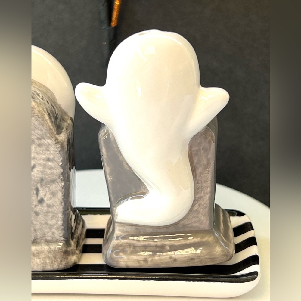 Set of 3 Halloween Ceramic Tray with Tombstones Ghosts Salt & Pepper Shakers - Picture 8 of 10